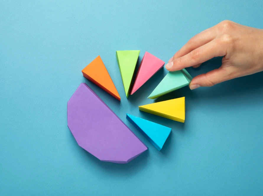 Hand placing a colorful slice into a pie chart that visualises the Customer Usage Index, symbolising feature adoption, user engagement, and SaaS product-usage metrics.